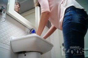 В туалете установили камеру и подсмотрели за женщиной