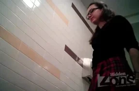 Камеры в туалете следят за писающей на унитазе девушкой