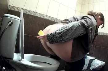Пузатая женщина срёт в туалете со скрытой камерой