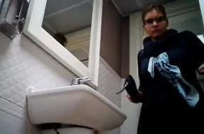 Подглядывание в женском туалете за писающей бабой в очках