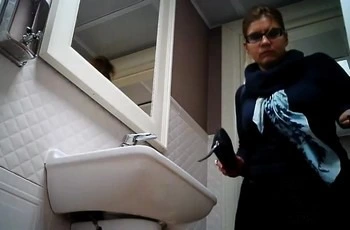 Подгляд в женском туалете за писающей бабой в очках