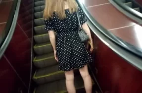 У Молодой женщины снимают под платьем в метрополитене