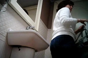 Женская пися писает в туалете