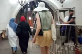 Реальный подгляд под юбку женщине в дамской шляпке