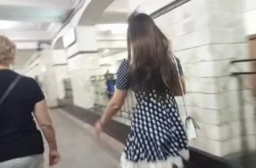 Девушке со сломанной рукой подсмотрели под платье