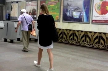 Симпатичная девушка засветила свои трусики в метро