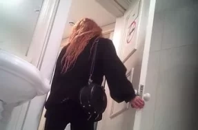 Девушка пришла в туалет посикать и была отснята камерой