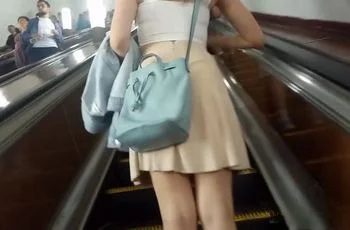 Парень залез под юбку женщине в метро