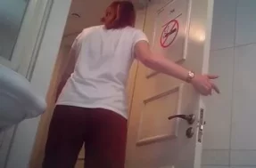 Скрытая камера в женском туалете снимает рыжую девушку