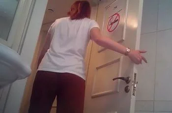 Скрытая камера в женском туалете снимает рыжую девушку