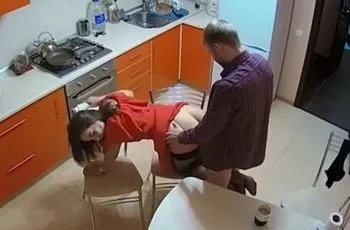 Жена изменила мужу на кухне со скрытой камерой