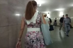 Женщина не замечает, как ей подсматривают под платье