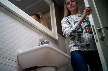 Девушка отлила в туалете и угодила на скрытую камеру