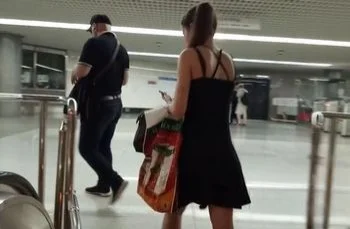 Мужчина подглядывает видеокамерой женщине под платье