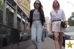 Подглядываем девушке под юбку на улице