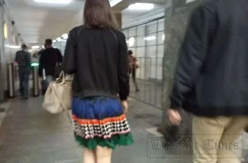 Женщине заглянули под юбку в метро