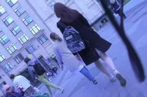 Девушка без трусов под юбкой попала на видео развратника