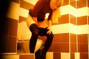 Стройная блондинка села пописать в женском туалете