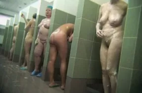 Скрытая камера в душе следит за голыми женщинами