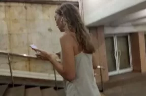 У девушки под платьем мужчина снял неплохое видео