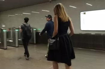Подглядывание под юбку женщине на эскалаторе метро
