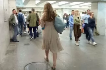 У женщины под платьем проказник занялся съёмкой видео