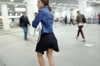 Видео под юбкой у девушки в очках снято на скрытую камеру