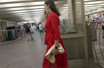 Пассажир метро подглядывает под платье женщине