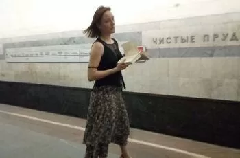 Подглядывание под юбку незнакомке с книгой в руках