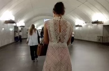 Скрытая видеосъемка у женщины под кружевным платьем