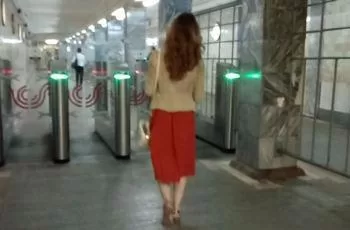 Видео под юбкой у женщины в ажурных стрингах