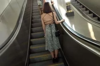 Мужик залез девушке под юбку для съемки пикантного видео