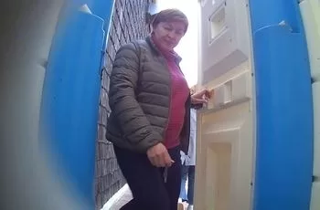 Зрелая женщина писает и какает в уличном туалете