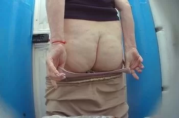 Пожилая женщина срет поносом в туалете