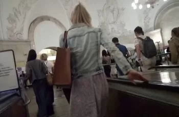 Неожиданное откровение под платьем молодой блондинки
